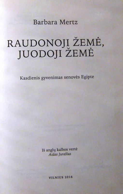 Raudonoji žemė, juodoji žemė - Barbara Mertz, knyga 6