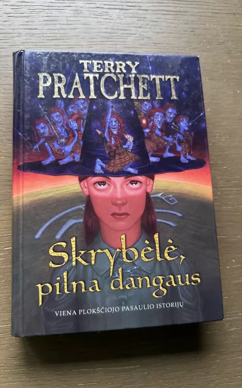 Skrybėlė, pilna dangaus: viena Plokščiojo pasaulio istorijų - Terry Pratchett, knyga