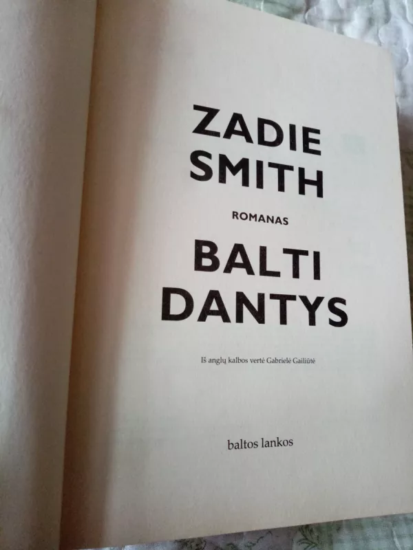 Balti dantys - Zadie Smith, knyga 3