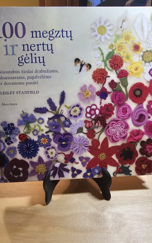 100 megztų ir nertų gėlių - Lesley Stanfield, knyga