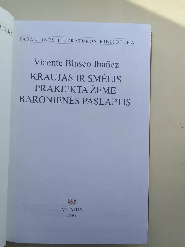 Kraujas ir smėlis. Prakeikta žemė. Baronienės paslaptis - Autorių Kolektyvas, knyga 3
