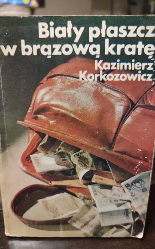 biały płaszcz w brązową kratę - Kazimierz Korkozowicz, knyga