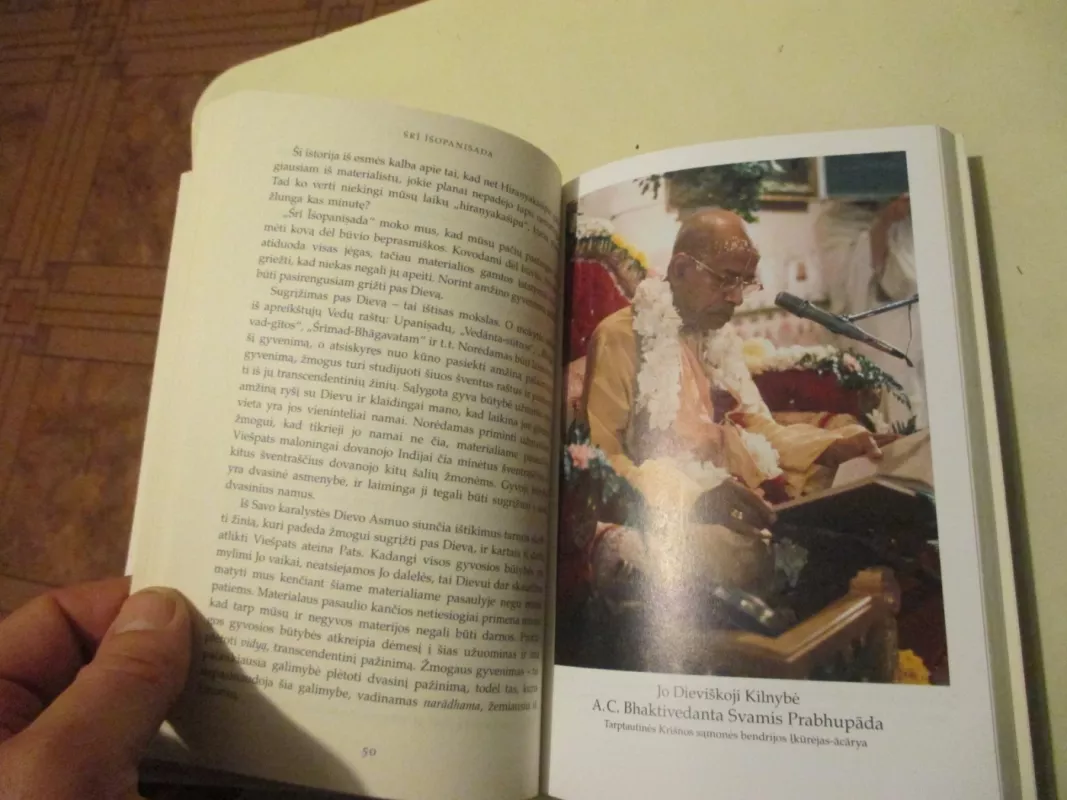 Śrī Īśopanişada: tiesos, kurios priartina žmogų prie Aukščiausiojo Dievo Asmens, Kŗşņos - A. C. Bhaktivedanta Swami Prabhupada, knyga 6