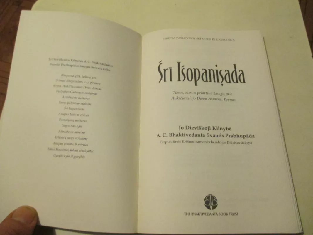 Śrī Īśopanişada: tiesos, kurios priartina žmogų prie Aukščiausiojo Dievo Asmens, Kŗşņos - A. C. Bhaktivedanta Swami Prabhupada, knyga 3