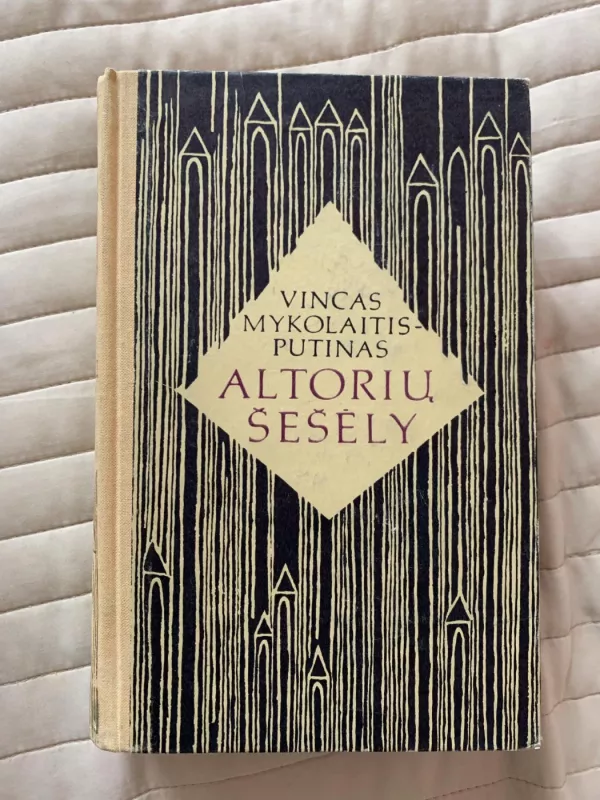 Altorių šešėly - Vincas Mykolaitis-Putinas, knyga
