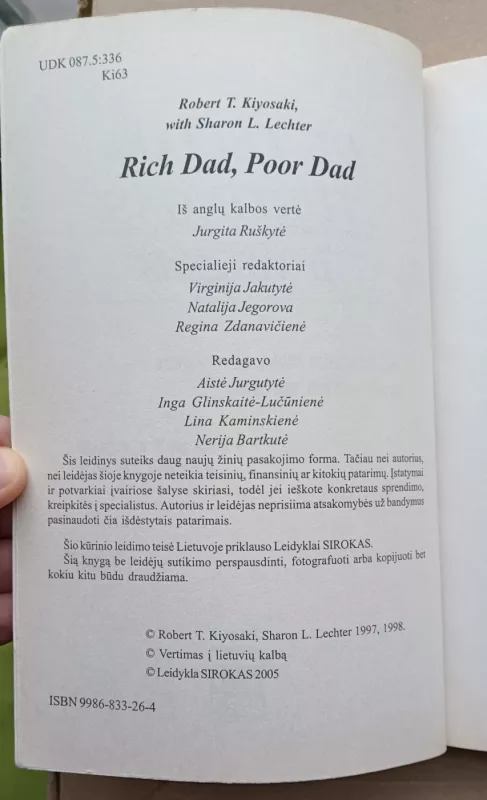 Pavadinimas: Du tėčiai-turtingas ir vargšas Tema: Verslas ir ekonomika Leidybos metai: 2003 Kalba: Lietuvių Anotacija: Knygoje pateikiami autoriaus patarimai gali visiškai pakeisti Jūsų vaikų finansinę ateitį bei Jūsų požiūrį į pinigus. Tai pradžiamokslis - Robert T. Kiyosaki, Sharon L.  Lechter, knyga 3