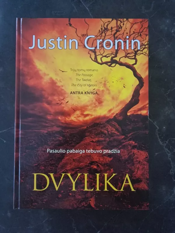 Dvylika - Justin Cronin, knyga