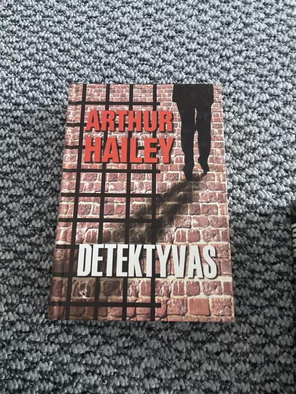 Detektyvas - Arthur Hailey, knyga 2