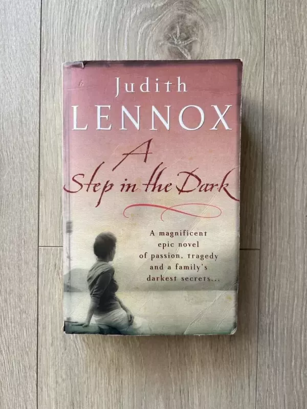A Step In The Dark - Judith Lennox, knyga 2