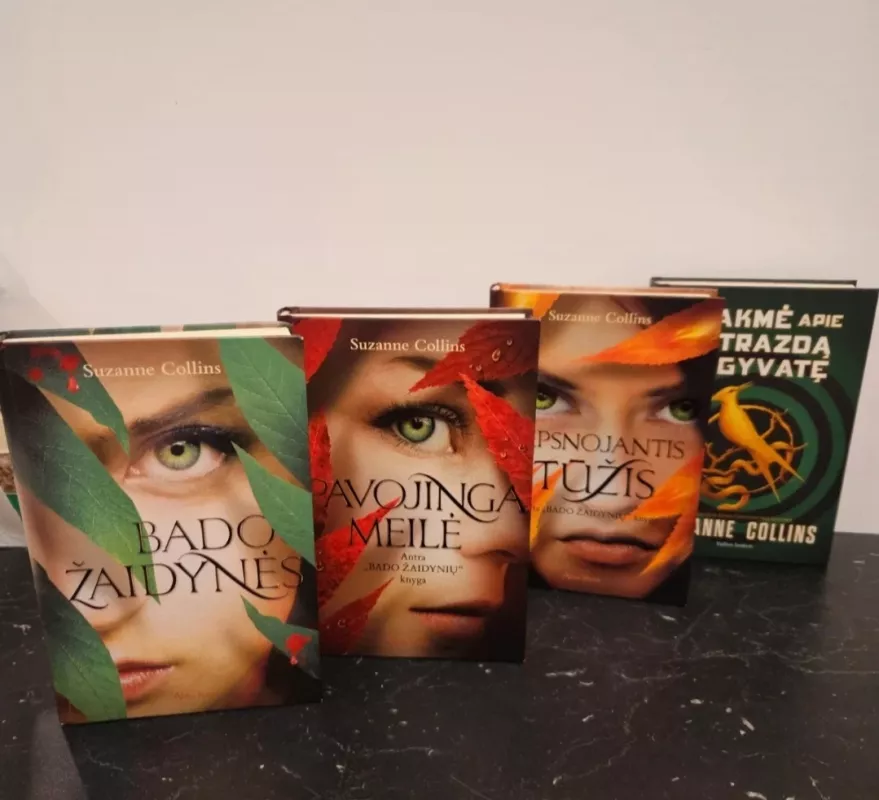 KOMPLEKTAS. Suzanne COLLINS. Bado žaidynės + Pavojinga meilė + Liepsnojantis įtūžis + Sakmė apie strazdą ir gyvatę - Suzanne Collins, knyga 3