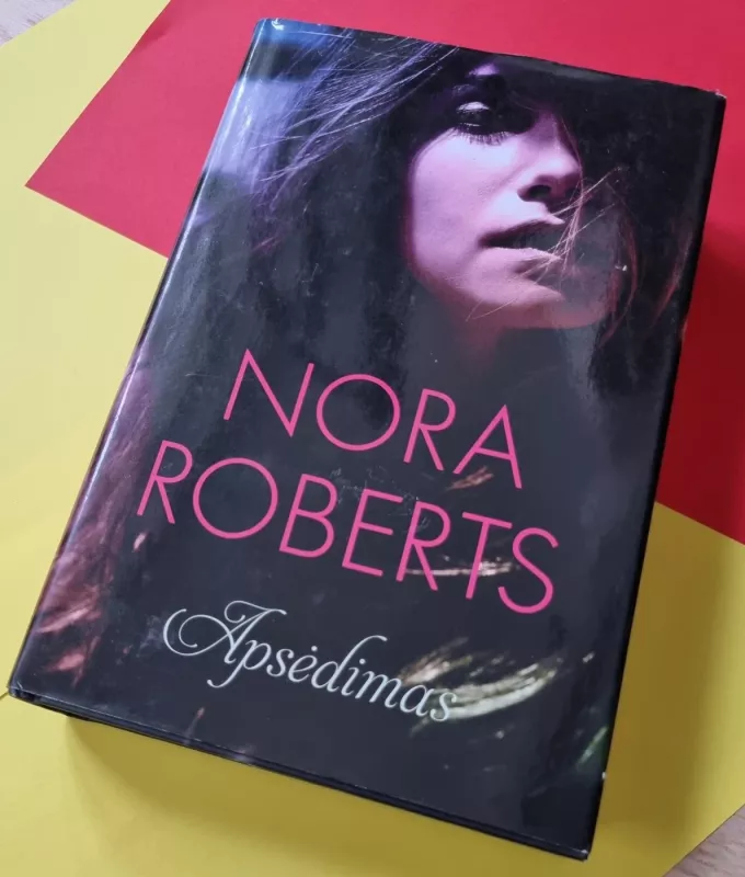 Apsėdimas - Nora Roberts, knyga 2