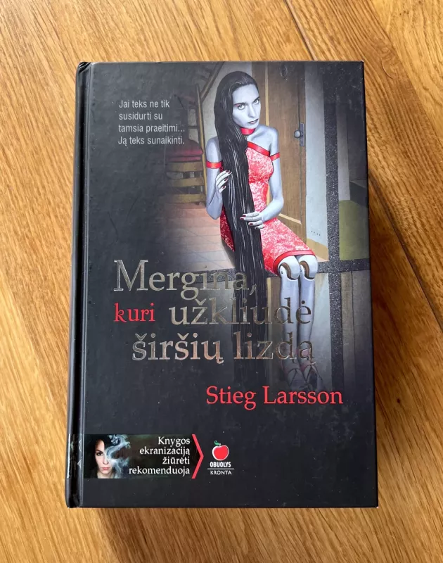 Mergina su drakono tatuiruote 1-3 dalys - Stieg Larsson, knyga 2