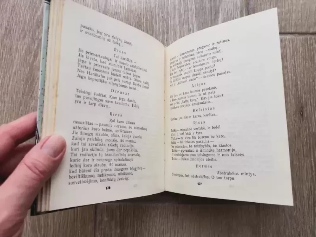 Žemė su puokšte gėlių - Vacys Reimeris, knyga 3