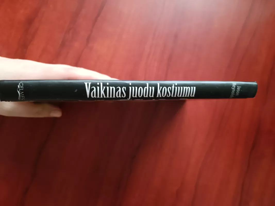 Vaikinas juodu kostiumu - Jason Reynolds, knyga 6