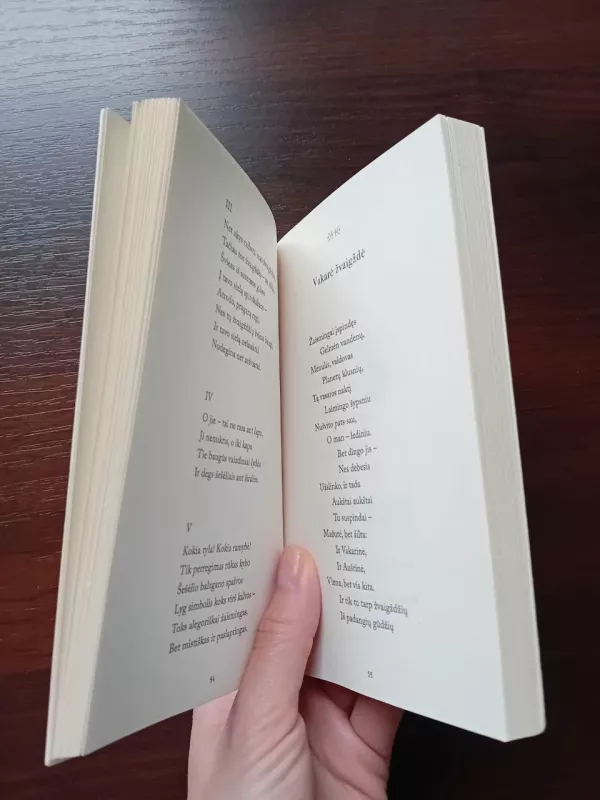 Varnas ir kiti eilėraščiai - Edgaras Barouzas, knyga 3