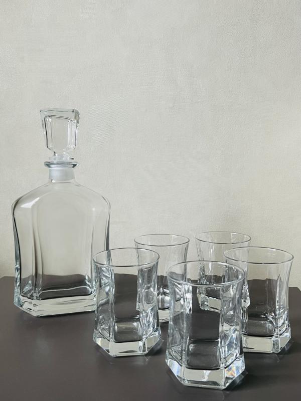 Grafinas su taurėmis - , namai ir interjeras