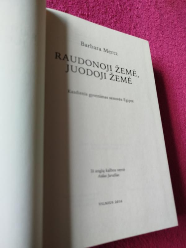 Raudonoji žemė, juodoji žemė - Barbara Mertz, knyga 3