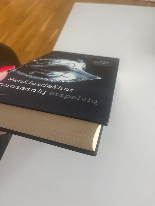 Penkiasdešimt tamsesnių atspalvių - James E L, knyga 4