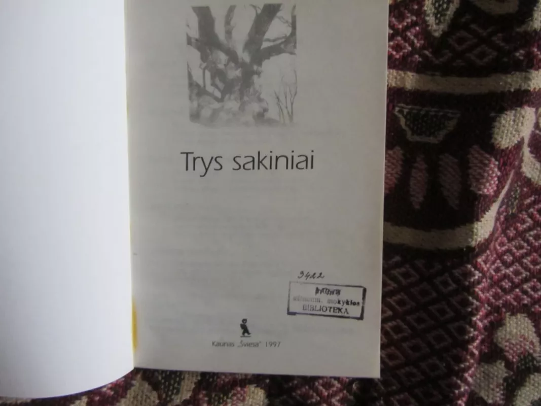 Trys sakiniai - Viktorija Daujotytė, knyga 3