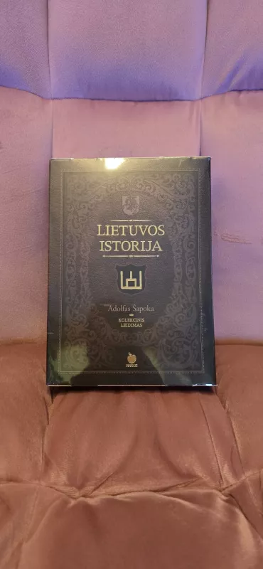 LIETUVOS ISTORIJA: kolekcinis A. Šapokos knygos leidimas spec. auksuotoje dėžutėje + 4 žemėlapiai, istorinės vėliavos, mūsų valdovų portretai, „Žalgirio mūšio“ reprodukcija, Nepriklausomybės akto kopija ir unikali 2 m Lietuvos istorijos laiko juosta - Adolfas Šapoka, knyga 2
