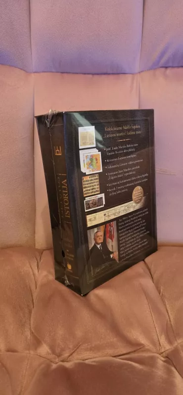 LIETUVOS ISTORIJA: kolekcinis A. Šapokos knygos leidimas spec. auksuotoje dėžutėje + 4 žemėlapiai, istorinės vėliavos, mūsų valdovų portretai, „Žalgirio mūšio“ reprodukcija, Nepriklausomybės akto kopija ir unikali 2 m Lietuvos istorijos laiko juosta - Adolfas Šapoka, knyga 3
