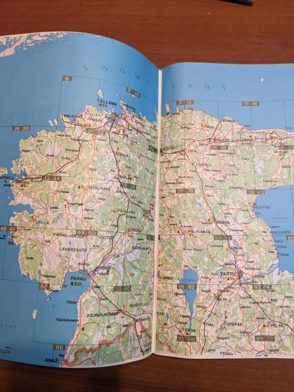 Eesti maanteede. Estonian roads - Jurij Artemjev, knyga 4