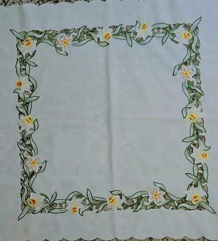 Staltiesėlė su narcizais - , namai ir interjeras 2