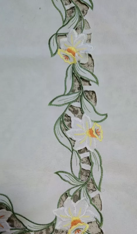 Staltiesėlė su narcizais - , namai ir interjeras 3