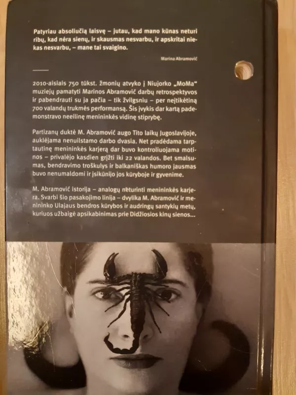 Eiti kiaurai sienas - Marina Abramovic, knyga 3