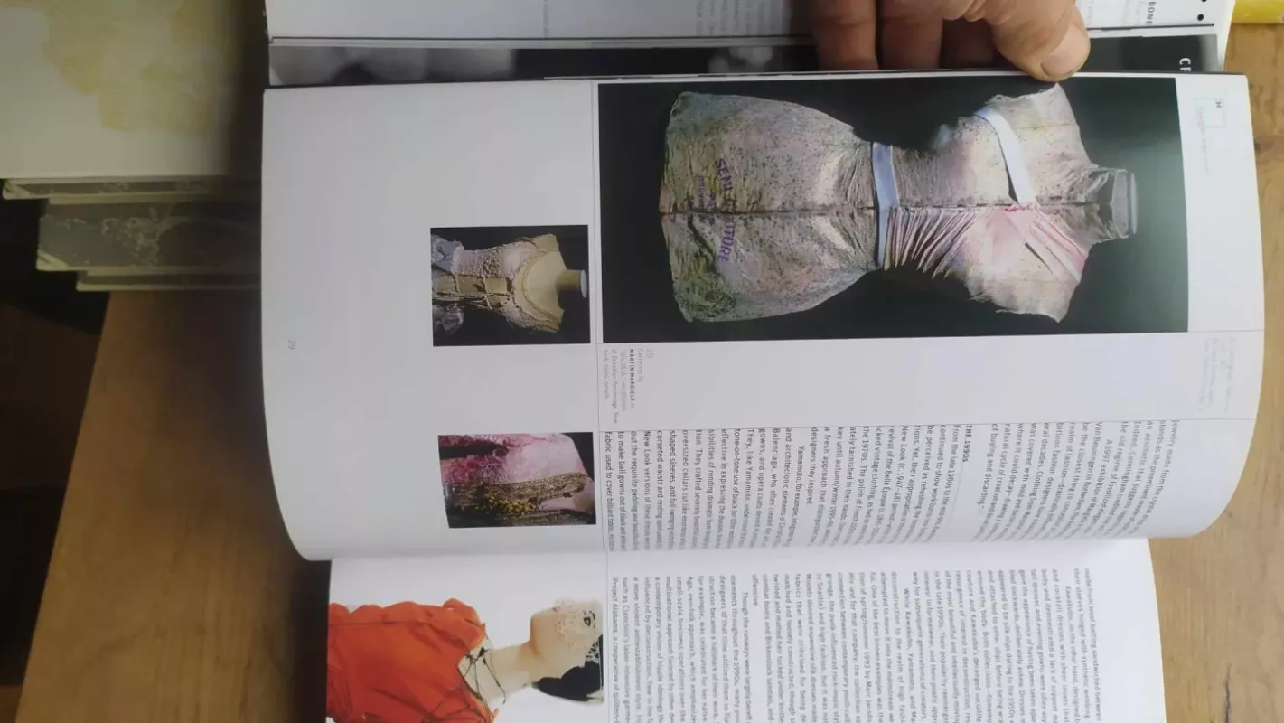 SKIN + BONES Parallel practices in Fashion and Architecture - Hudson Thames, knyga 6