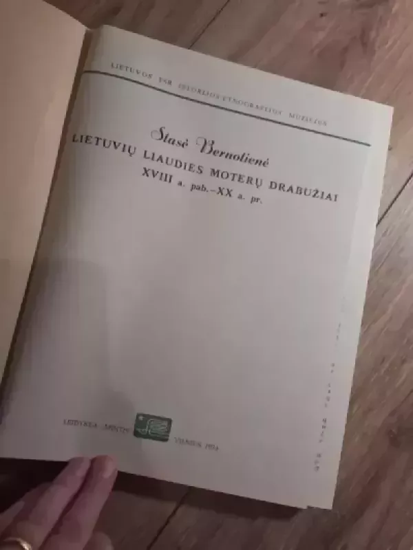 Lietuvių liaudies moterų drabužiai XVIII a. pab. - XX a. pr. - Stasė Bernotienė, knyga 3