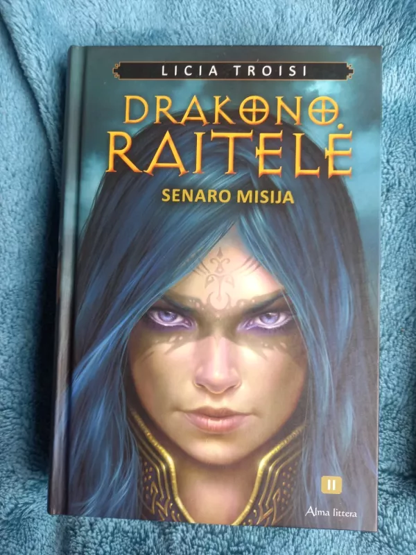 Drakono raitelė (3 knygos): Vėjų žemėje. Senaro  misija. Galio amuletas - Licia Troisi, knyga 5