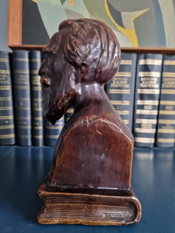 Tarpukario biustas. Daktaras Jonas Basanavičius - , namai ir interjeras 5