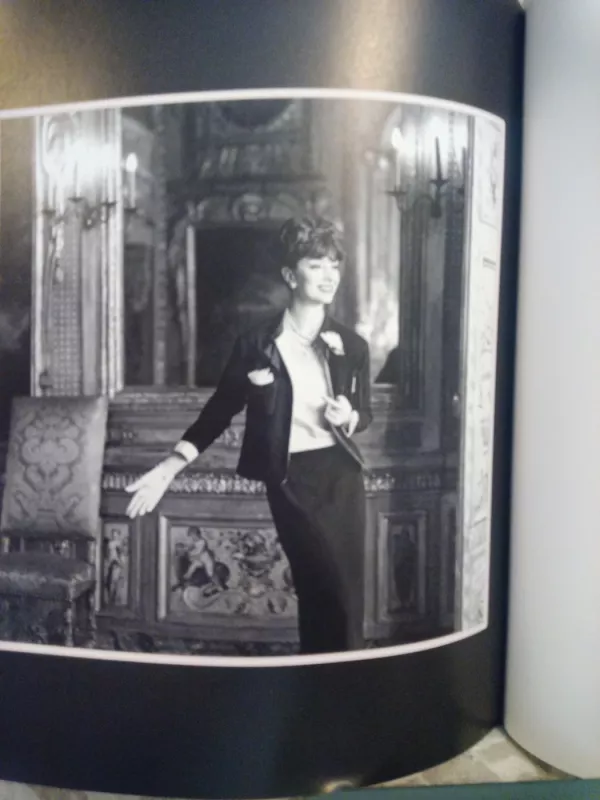 COCO CHANEL MOTERIS, SUKĖLUSI PERVERSMĄ - Chiara Pasqualetti Johnson, knyga 4