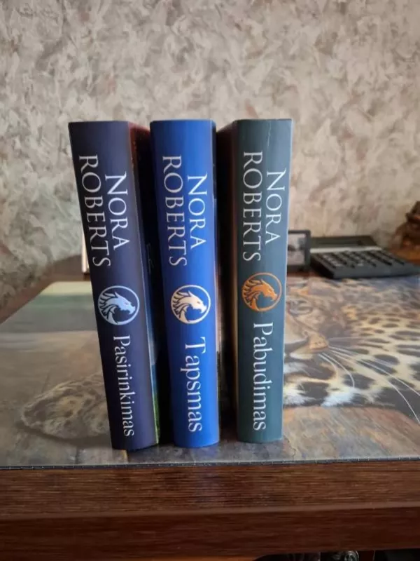 “Drakono širdies palikimas: Pabudimas, Tapsmas, Pasirinkimas” - Nora Roberts, knyga 3