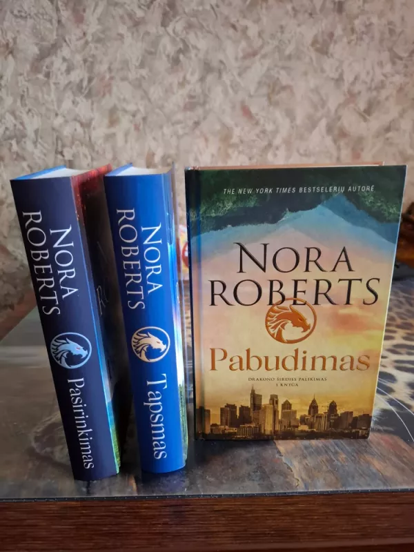 “Drakono širdies palikimas: Pabudimas, Tapsmas, Pasirinkimas” - Nora Roberts, knyga 2