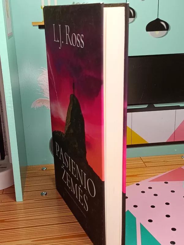 Pasienio žemės - L.J. Ross, knyga 5