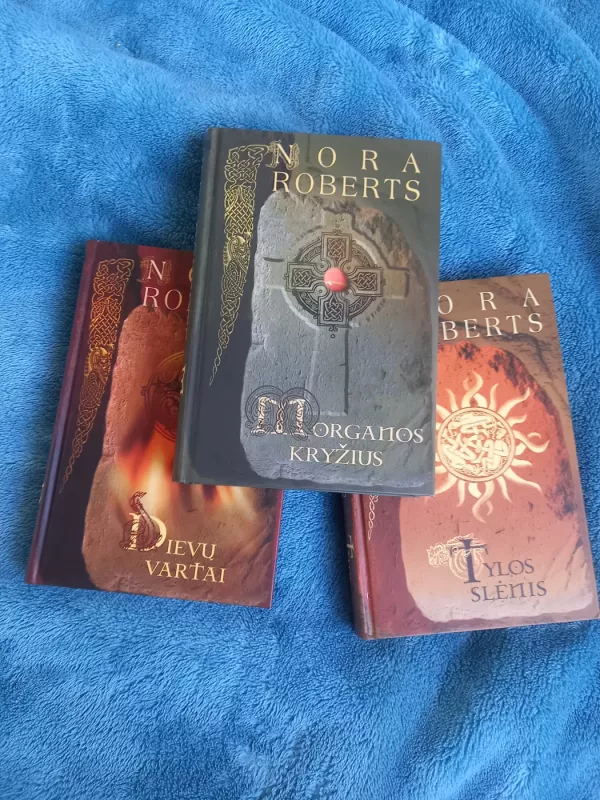 Morganos kryžius, Dievų vartai, Tylos slėnis - Nora Roberts, knyga 2