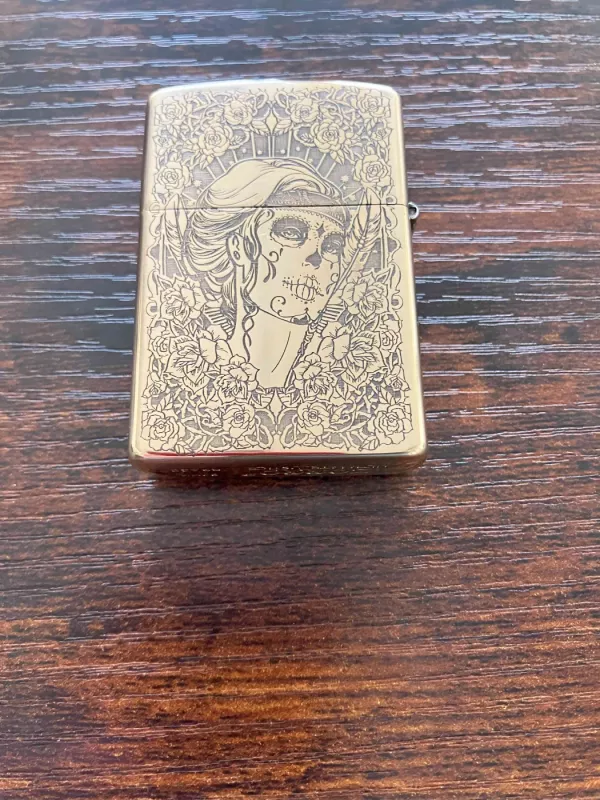 Aukso spalvos žiebtuvėlis su gražia moterimi pildomas benzinu - , namai ir interjeras 4