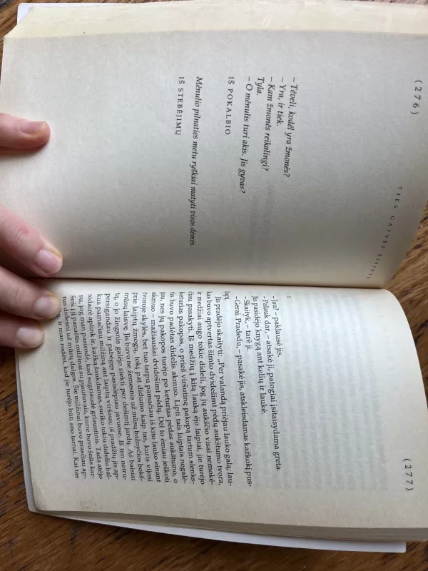 Trys romanai (Lygiosios trunka akimirką. Ant ko laikosi pasaulis. Ties gatvės žibintu) - Icchokas Meras, knyga 4