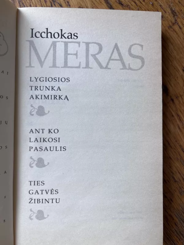 Trys romanai (Lygiosios trunka akimirką. Ant ko laikosi pasaulis. Ties gatvės žibintu) - Icchokas Meras, knyga 3