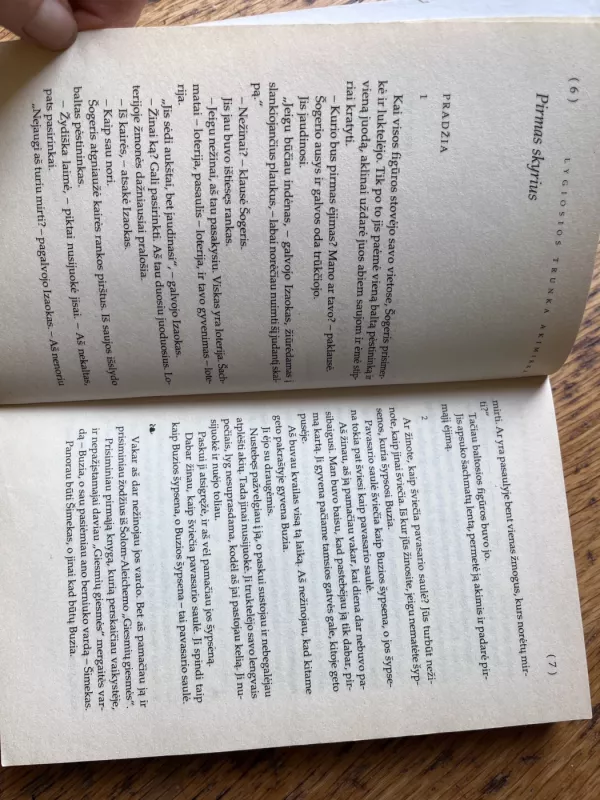 Trys romanai (Lygiosios trunka akimirką. Ant ko laikosi pasaulis. Ties gatvės žibintu) - Icchokas Meras, knyga 5