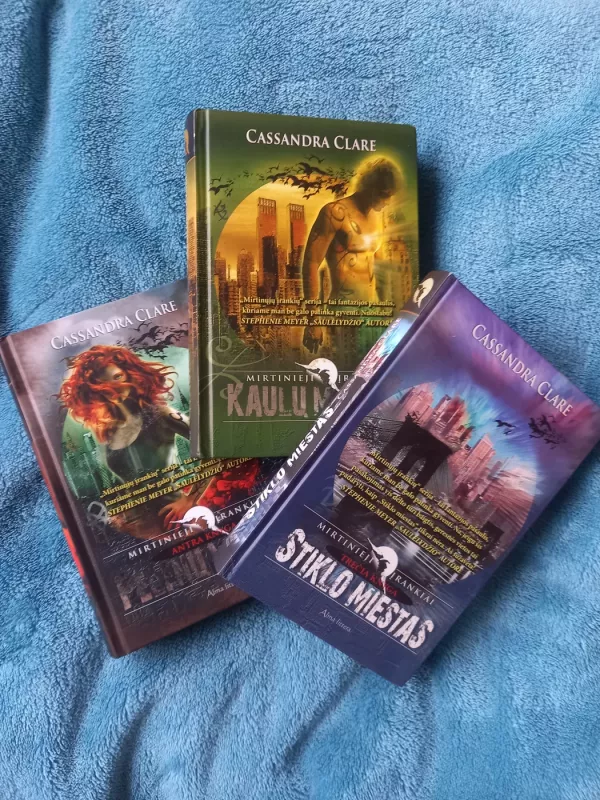 Kaulų miestas, Pelenų miestas, Stiklo miestas - clare cassandra, knyga 2