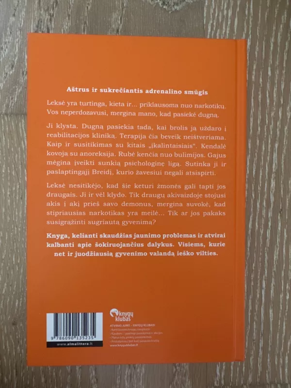 Švari - Juno Dawson, knyga 3