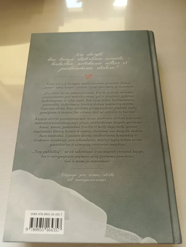 Tarp paklodžių - Scarlett O'Kelly, knyga 4