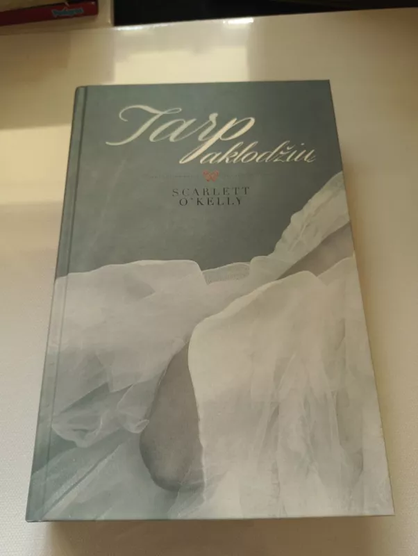 Tarp paklodžių - Scarlett O'Kelly, knyga 3