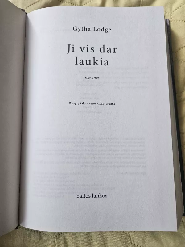 Ji vis dar laukia - Gytha Lodge, knyga 3