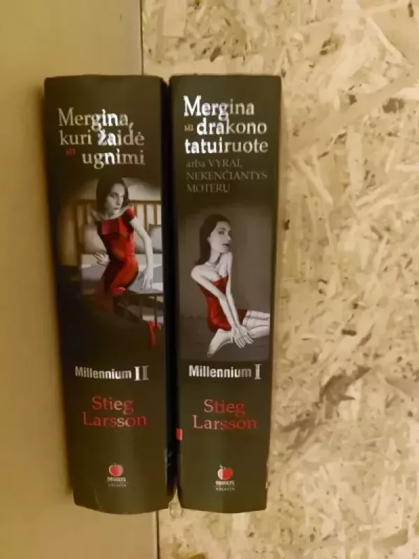 Komplektas (2 knygos): "Mergina su drakono tatuiruote", "Mergina, kuri žaidė su ugnimi" - Stieg Larsson, knyga 3