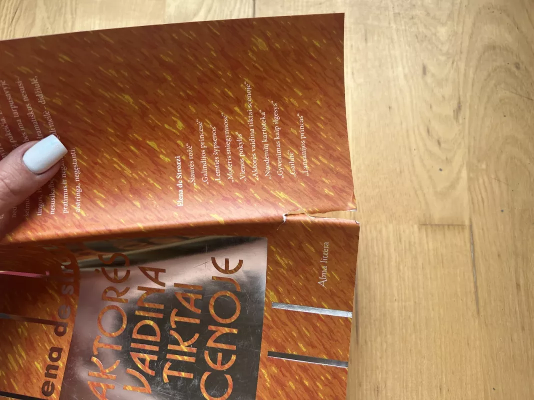 Aktorės vaidina tiktai scenoje - Elena de Strozzi, knyga 5