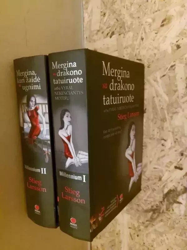 Komplektas (2 knygos): "Mergina su drakono tatuiruote", "Mergina, kuri žaidė su ugnimi" - Stieg Larsson, knyga 2